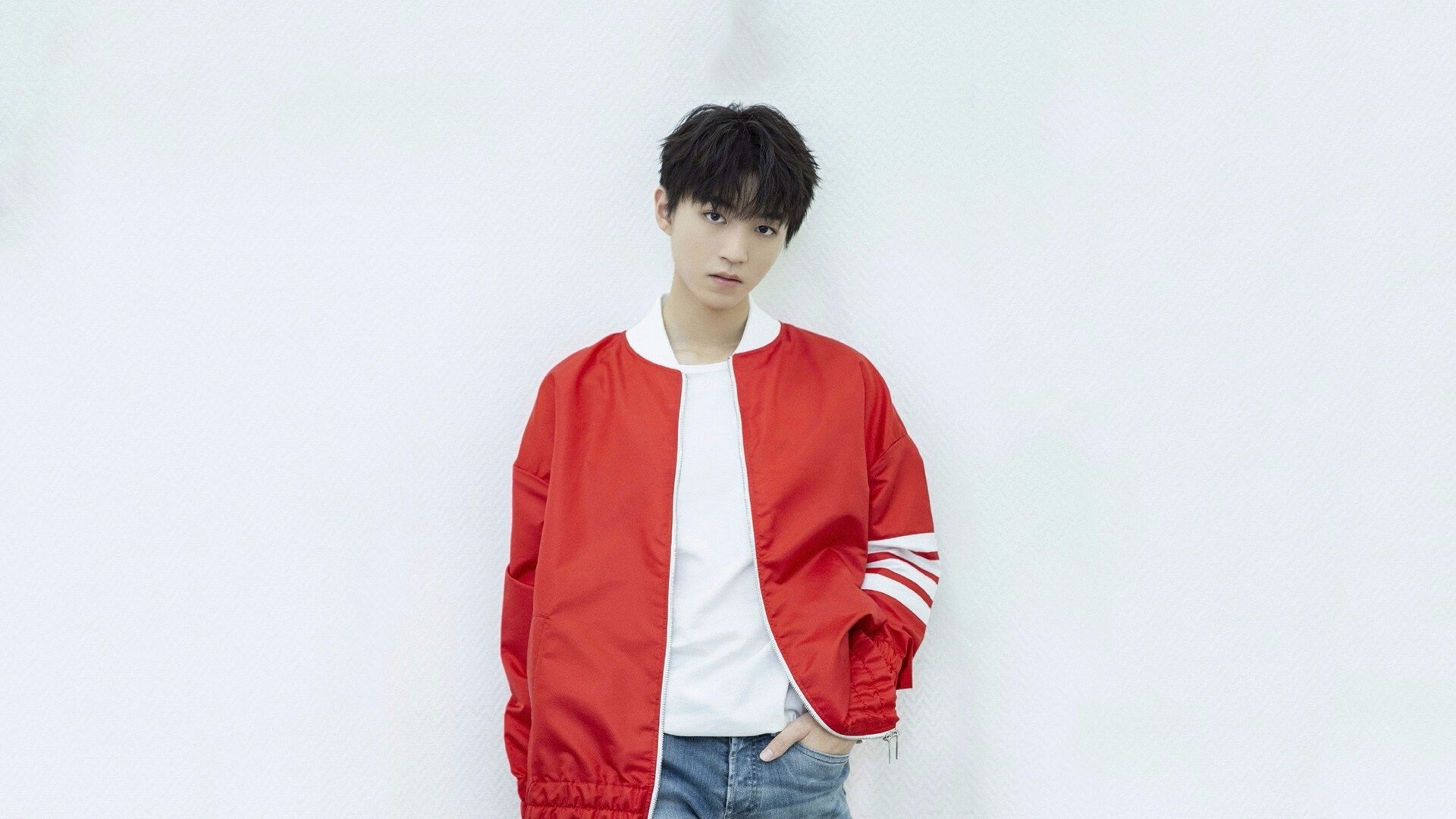 场上激战:两队攻防转换频繁,精彩纷呈!,球场激战